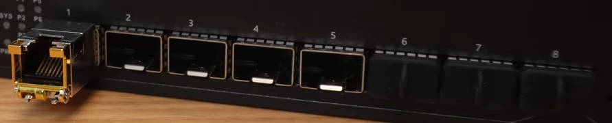 这就是八个光口的服务器，其中一口插了电模块